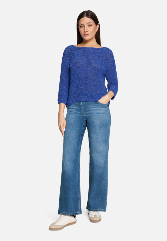 Basic-Strickpullover mit Rippenstruktur / Modellfoto Vorderseite (Outfit)