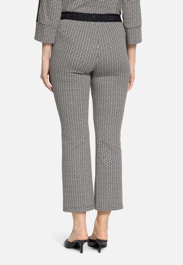 Schlupfhose Slim Fit / Modellfoto Rückseite