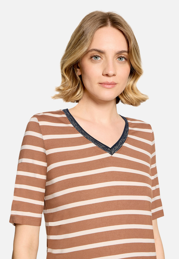 Gestreiftes T-Shirt  mit V-Ausschnitt  / Detailbild