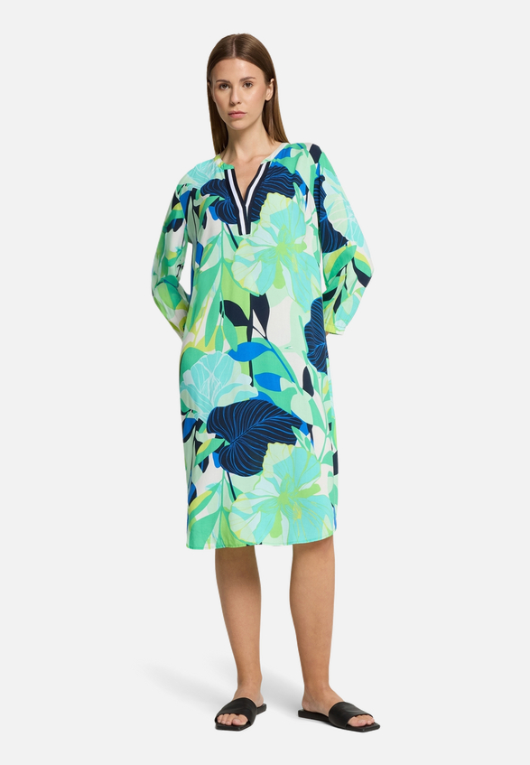 Casual-Kleid mit Stehkragen / Modellfoto Vorderseite (Outfit)