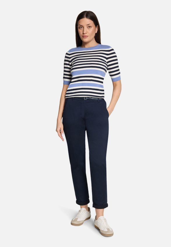 Chino-Hose unifarben / Modellfoto Vorderseite (Outfit)