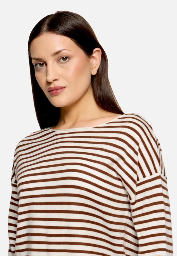 Gestreifter Pullover  mit U-Boot Ausschnitt  / Detailbild