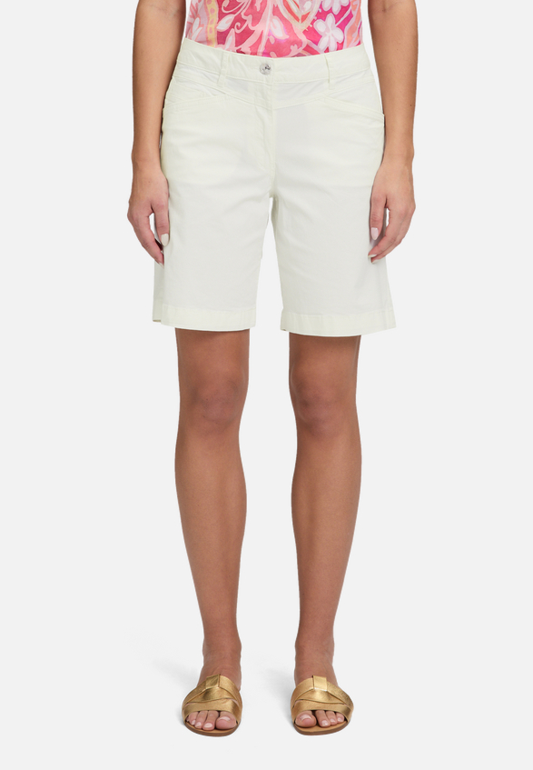 Sommerhose mit Eingrifftaschen / Modellfoto Vorderseite