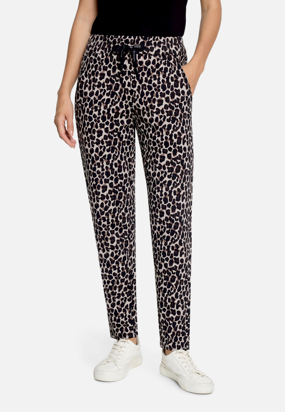 Joggingpant mit elastischem Bund / Modellfoto Vorderseite