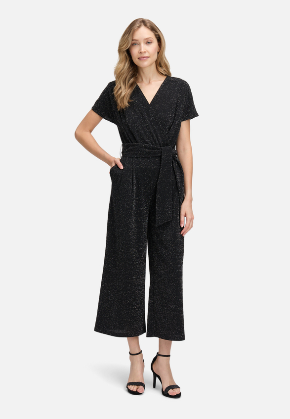 Jumpsuit mit Eingrifftaschen / Modellfoto Vorderseite (Outfit)