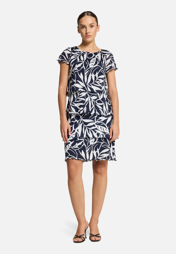 Stufenkleid mit U-Boot-Ausschnitt / Modellfoto Vorderseite (Outfit)