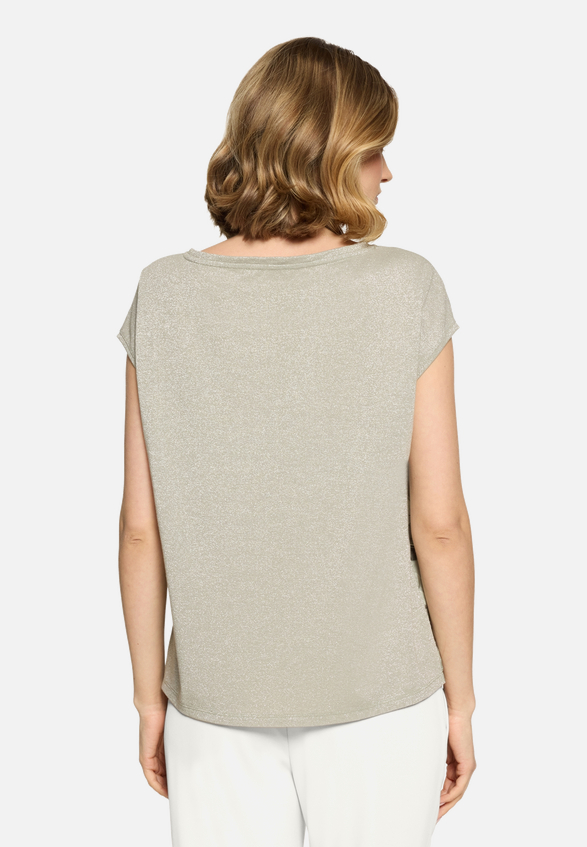 Blusenshirt mit Aufdruck / Modellfoto Rückseite