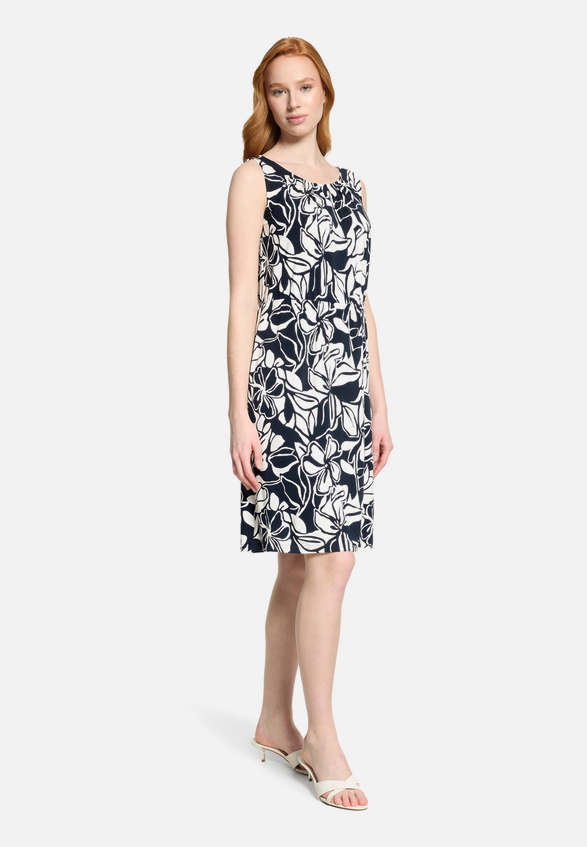Sommerkleid mit Rundhalsausschnitt / Modellfoto Vorderseite (Outfit)