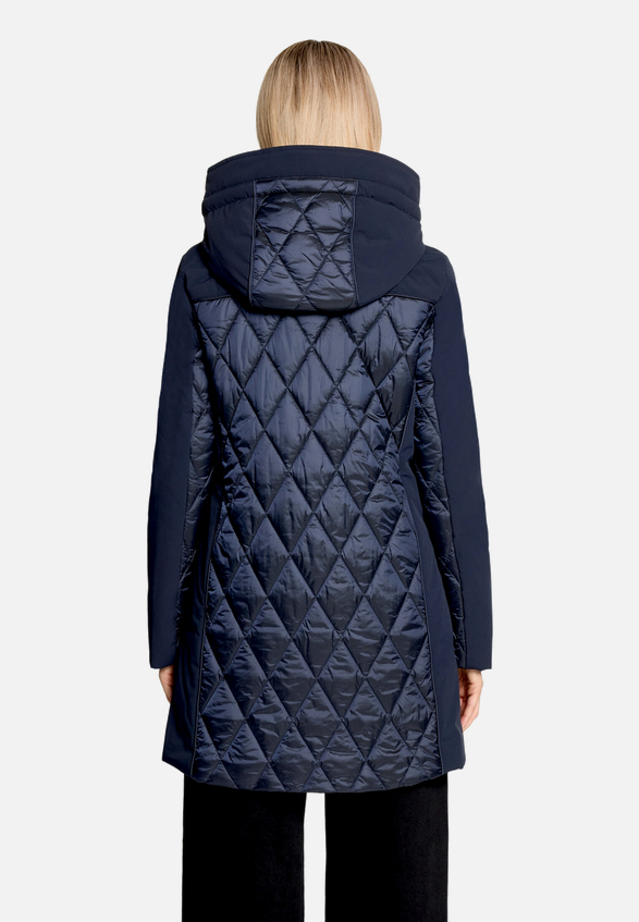 Outdoorjacke mit abnehmbarer Kapuze / Modellfoto Rückseite