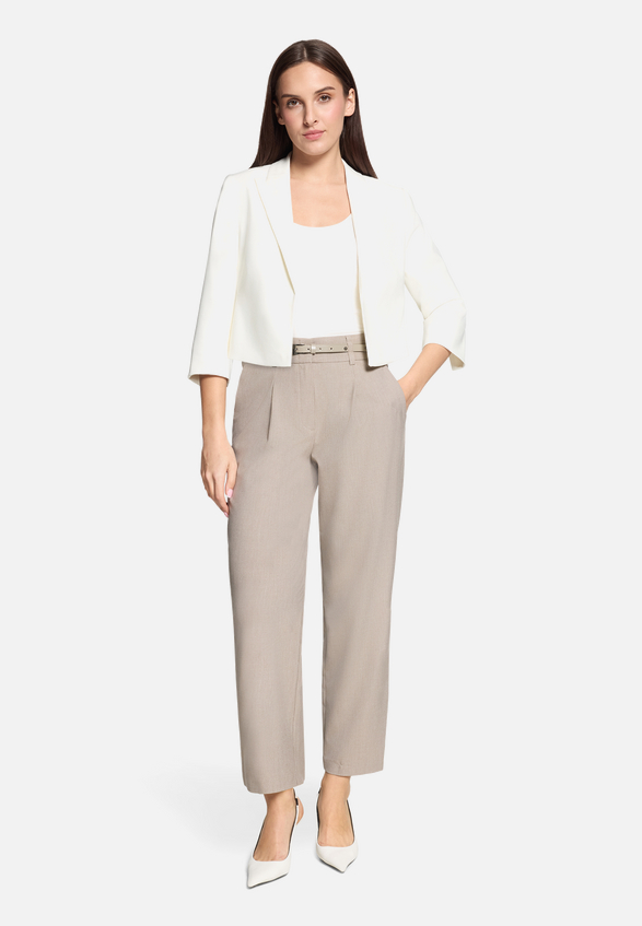 Stoffhose unifarben / Modellfoto Vorderseite (Outfit)