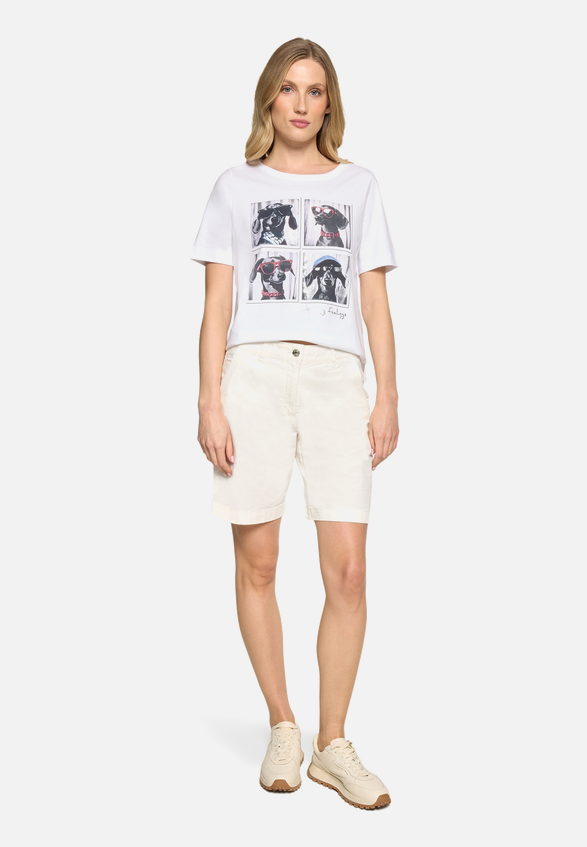 Basic Shirt mit Aufdruck / Modellfoto Vorderseite (Outfit)