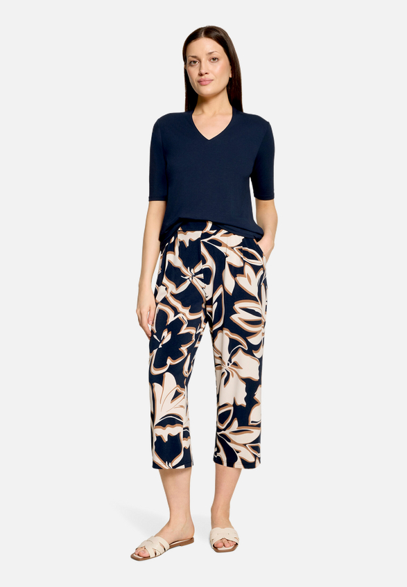 Schlupfhose  mit Bundfalten Style Nelly Fashion / Modellfoto Vorderseite (Outfit)