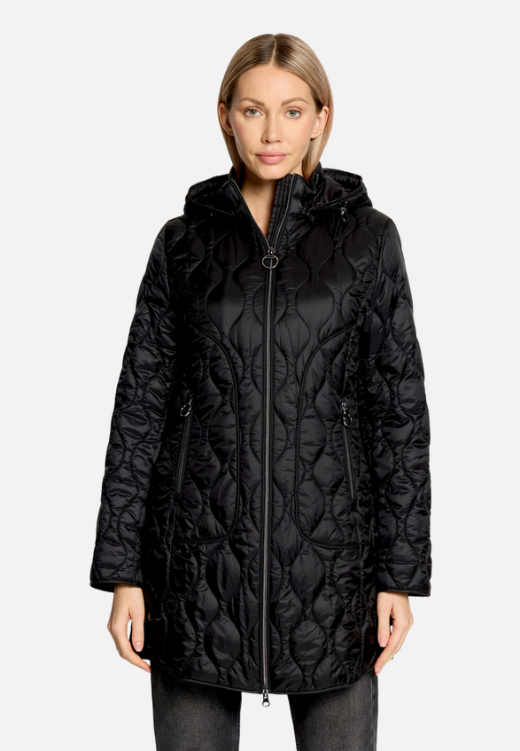 Outdoorjacke mit abnehmbarer Kapuze / Modellfoto Vorderseite