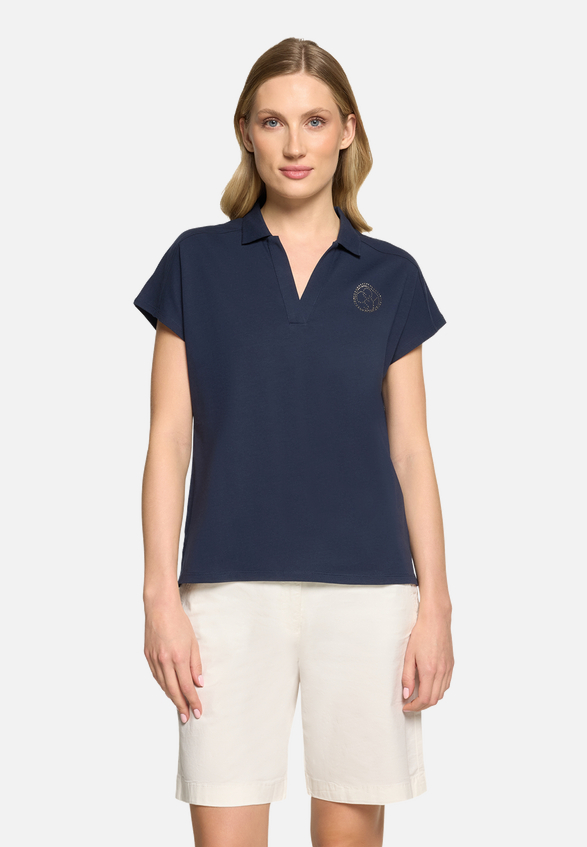 Poloshirt mit Schmucksteinen / Modellfoto Vorderseite