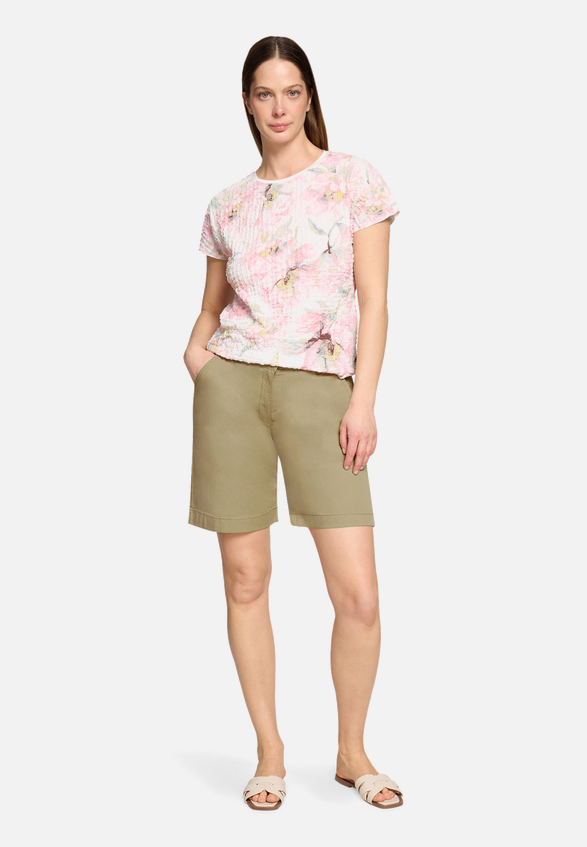Sommerhose mit Eingrifftaschen / Modellfoto Vorderseite (Outfit)