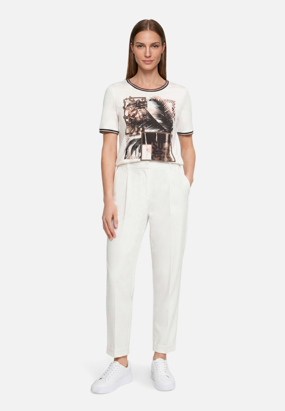 Basic Shirt mit Aufdruck / Modellfoto Vorderseite (Outfit)