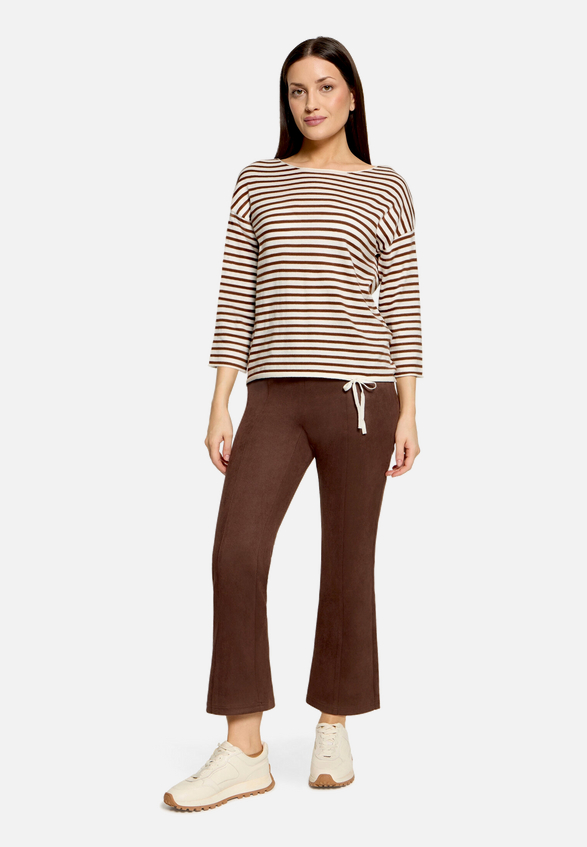 Gestreifter Pullover  mit U-Boot Ausschnitt  / Modellfoto Vorderseite (Outfit)