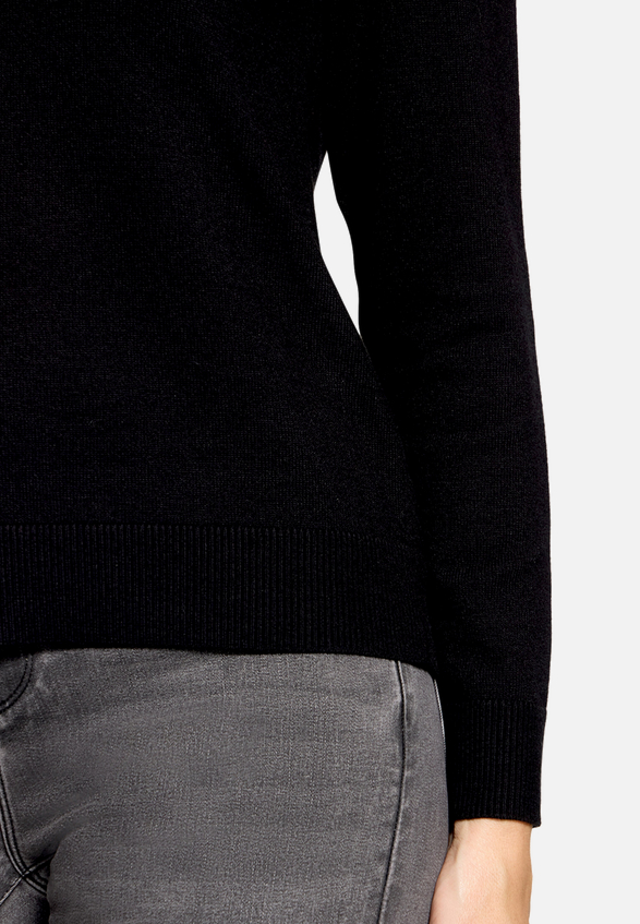 Basic-Strickpullover mit Rundhalsausschnitt / Detailbild