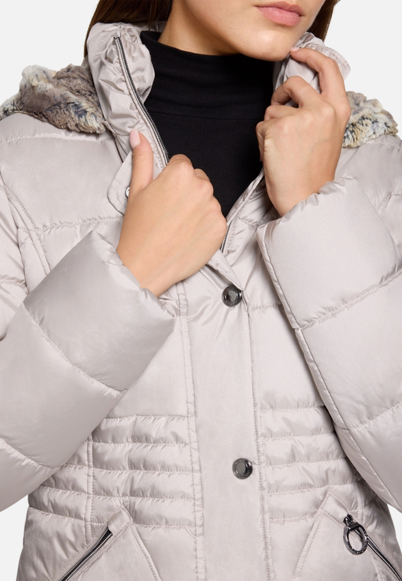 Outdoorjacke mit abnehmbarer Kapuze / Detailbild
