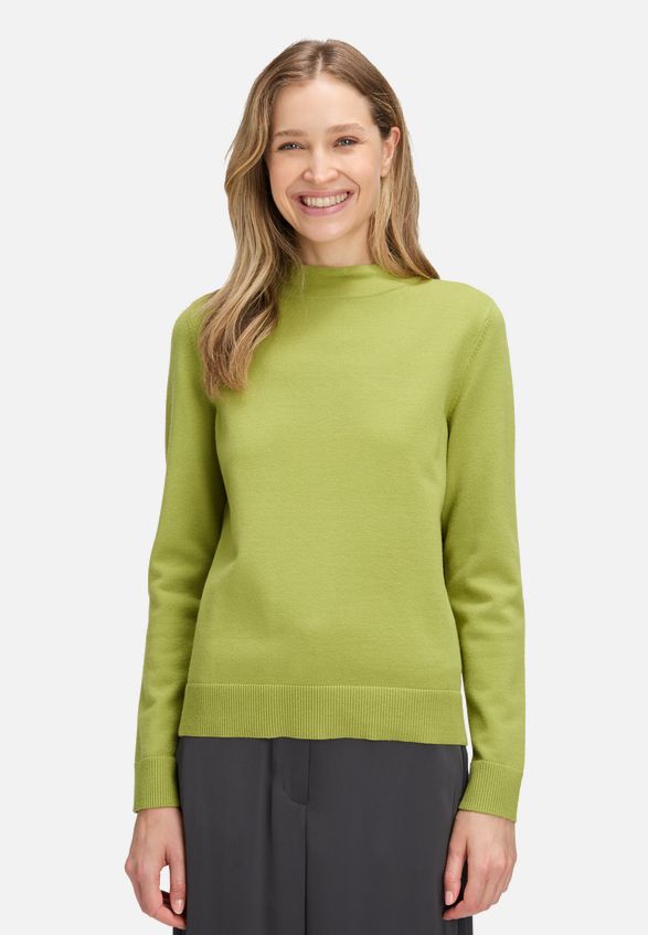 Basic-Strickpullover mit Stehkragen / Modellfoto Vorderseite