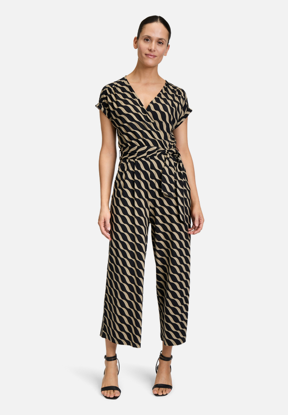 Jumpsuit mit Eingrifftaschen / Modellfoto Vorderseite