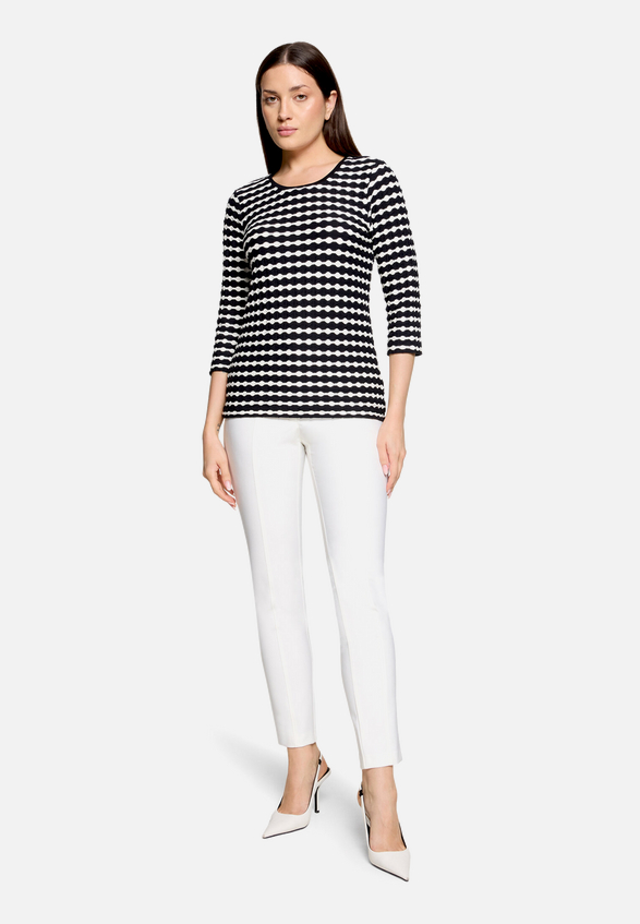 Basic Shirt mit Rundhalsausschnitt / Modellfoto Vorderseite (Outfit)