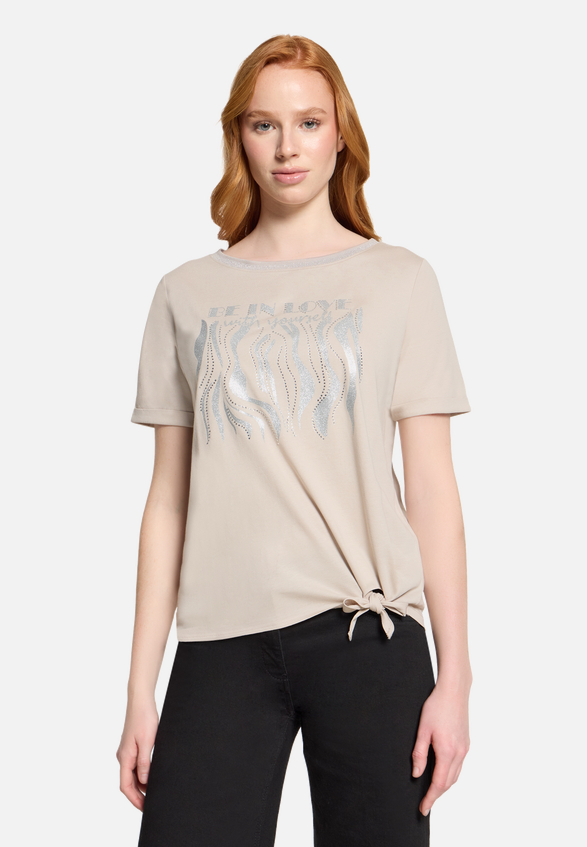 Casual-Shirt mit Schleifenknoten / Modellfoto Vorderseite