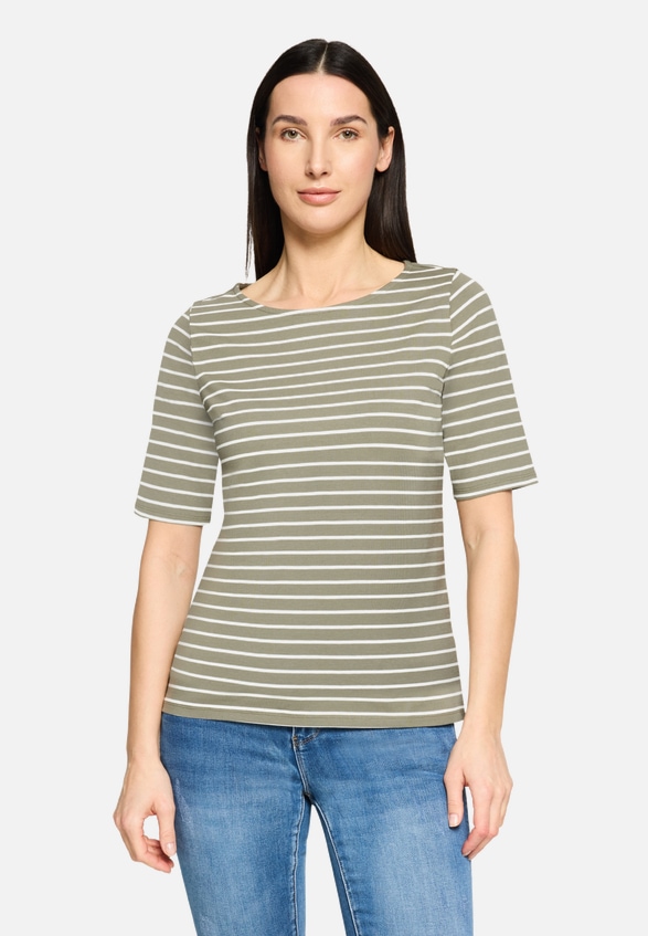 Ringelshirt mit U-Boot-Ausschnitt / Modellfoto Vorderseite