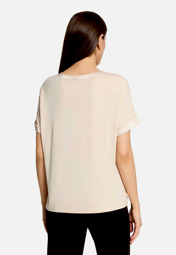Blusenshirt  mit Knöpfen / Modellfoto Rückseite