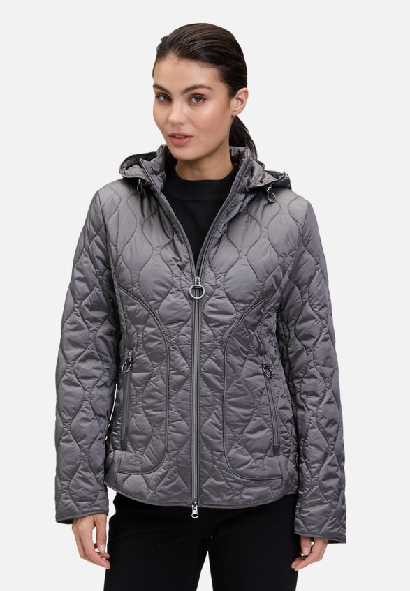 Outdoorjacke mit abnehmbarer Kapuze / Modellfoto Vorderseite