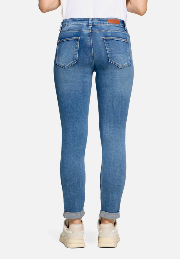 Slim Fit Jeans  mit Stretch Anteil Style Sunny  / Modellfoto Rückseite