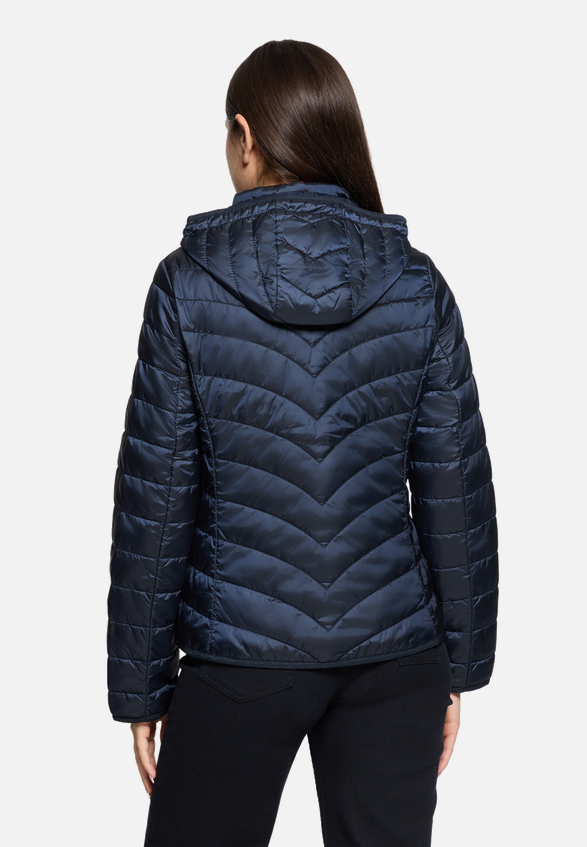 Outdoorjacke mit abnehmbarer Kapuze / Modellfoto Rückseite