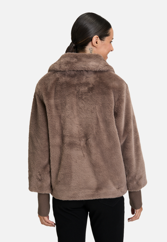 Outdoorjacke mit Plüsch / Modellfoto Rückseite