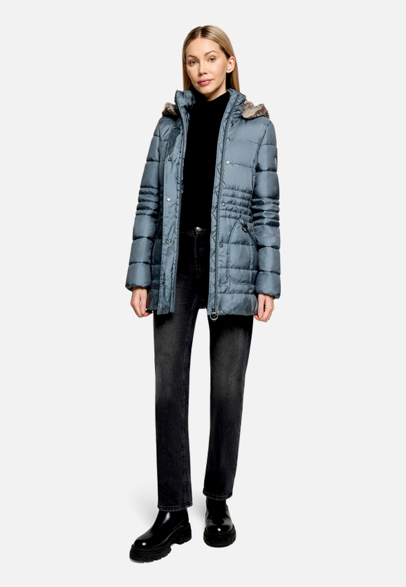 Outdoorjacke mit abnehmbarer Kapuze / Modellfoto Vorderseite (Outfit)