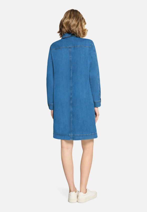 Hemdblusenkleid mit Knopfleiste / Modellfoto Rückseite
