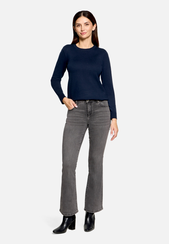 Basic-Strickpullover mit Rundhalsausschnitt / Modellfoto Vorderseite (Outfit)
