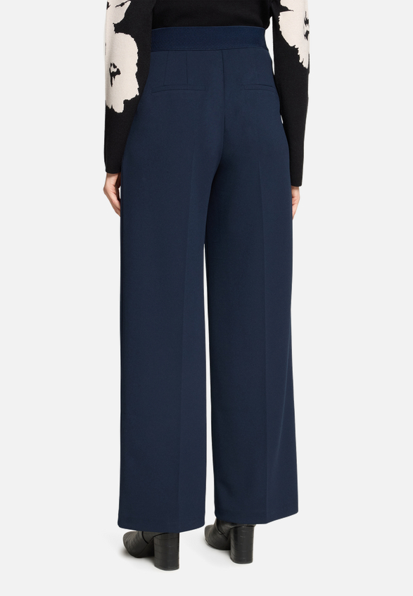 Marlene-Hose  Wideleg mit Bügelfalte / Modellfoto Rückseite