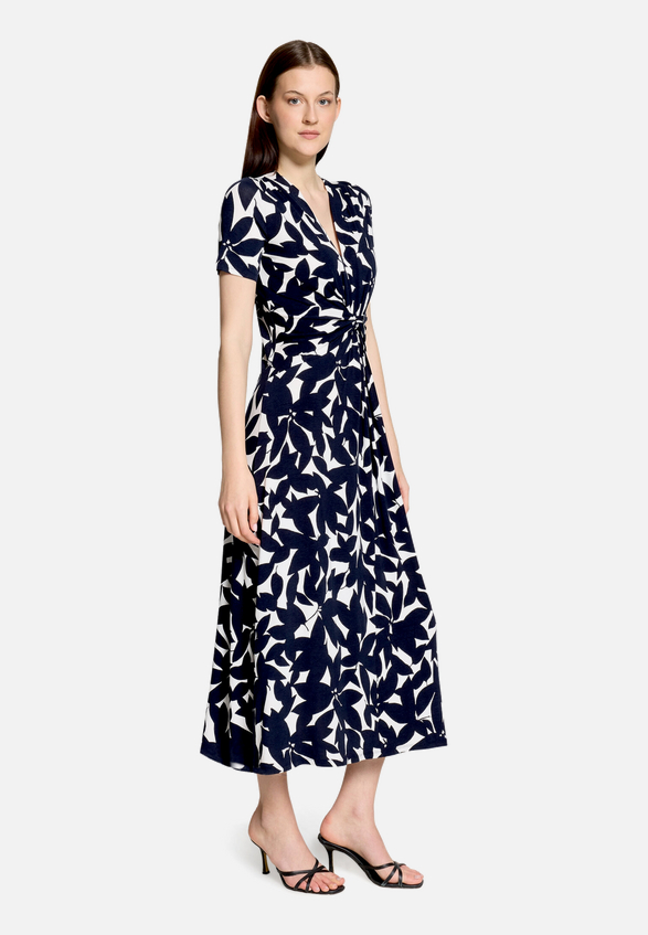 Midikleid mit Raffung / Modellfoto Vorderseite (Outfit)
