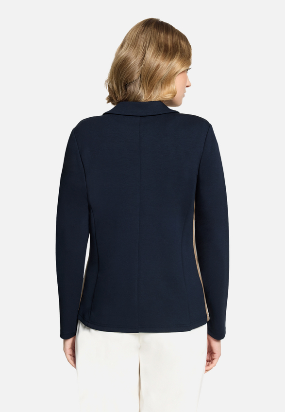 Kurzblazer mit aufgesetzten Taschen / Modellfoto Rückseite