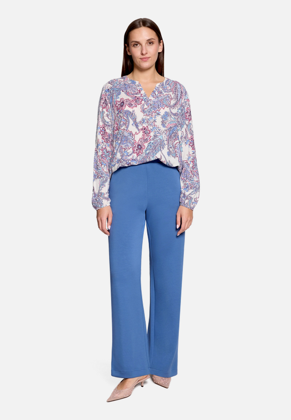 Schlupfbluse  mit Print / Modellfoto Vorderseite (Outfit)