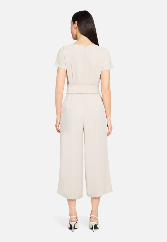 Jumpsuit mit Eingrifftaschen / Modellfoto Rückseite