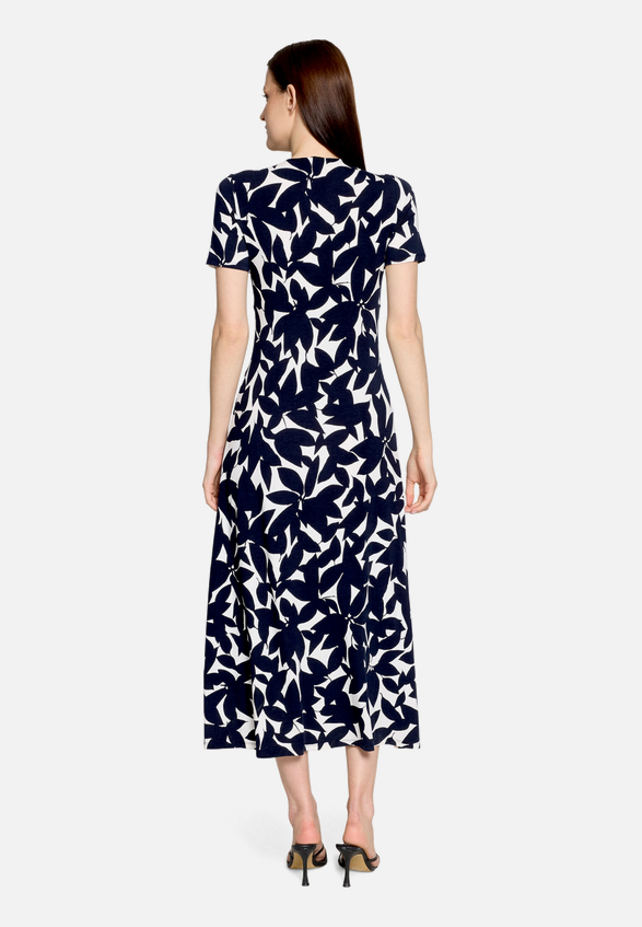 Midikleid mit Raffung / Modellfoto Rückseite
