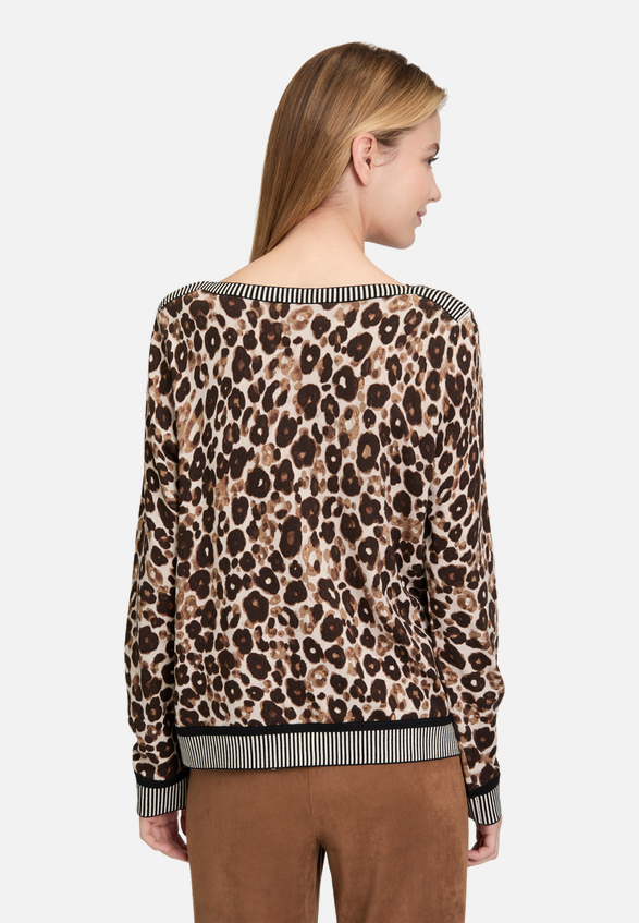 Strickpullover mit Animalprint / Modellfoto Rückseite
