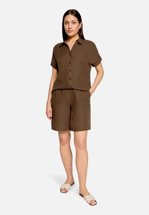 Musselin-Shorts mit elastischem Bund  / Modellfoto Vorderseite (Outfit)