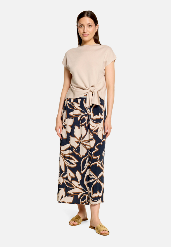 Midirock  mit Blumen / Modellfoto Vorderseite (Outfit)