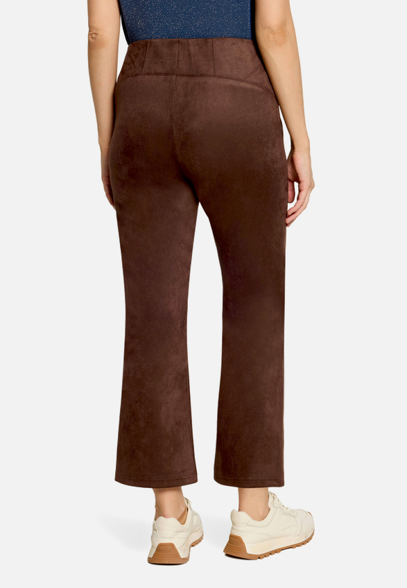 Kunstlederhose aus Velour / Modellfoto Rückseite