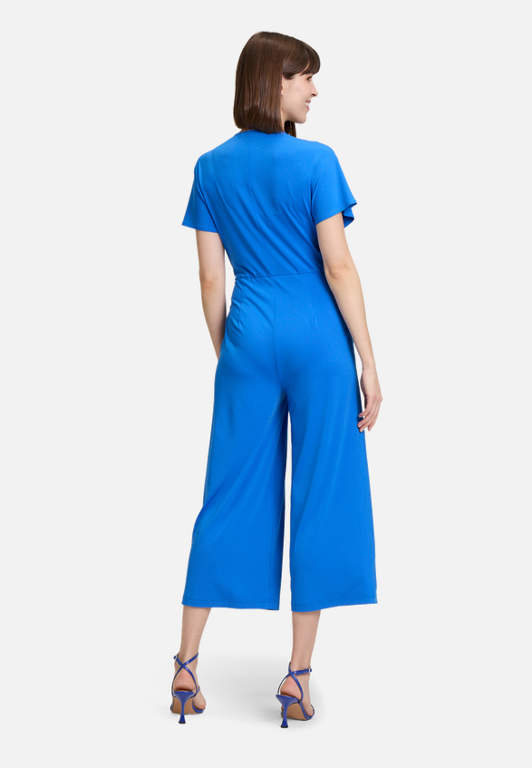 Jumpsuit mit Eingrifftaschen / Modellfoto Rückseite