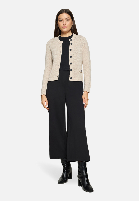 Strick-Cardigan mit aufgesetzten Taschen / Modellfoto Vorderseite (Outfit)