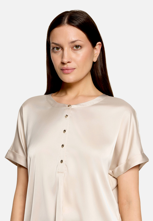 Blusenshirt  mit Knöpfen / Detailbild