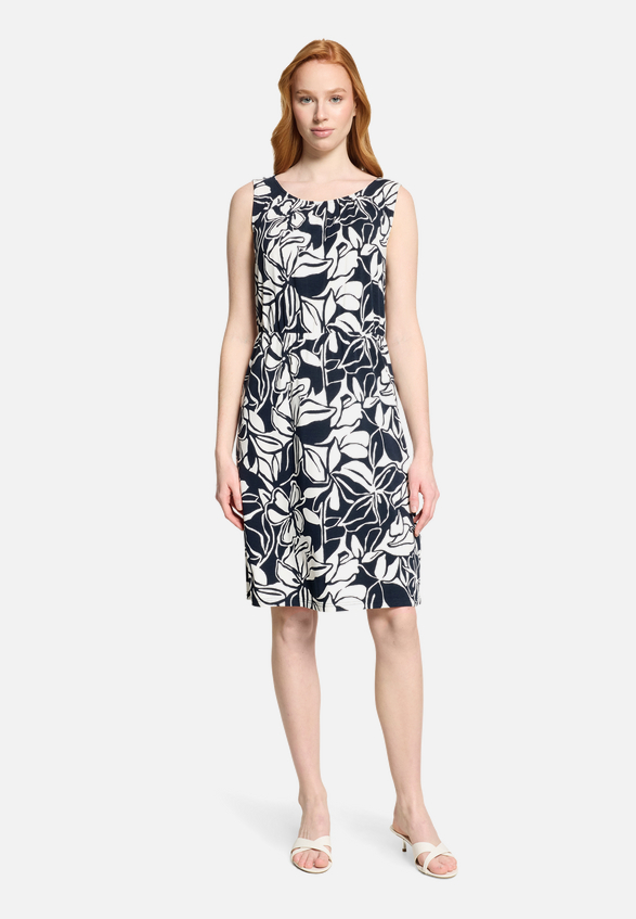 Sommerkleid mit Rundhalsausschnitt / Modellfoto Vorderseite